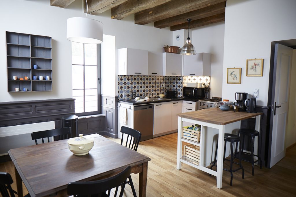 Une cuisine salle à manger où peuvent être servis les repas et les petits-déjeuners.