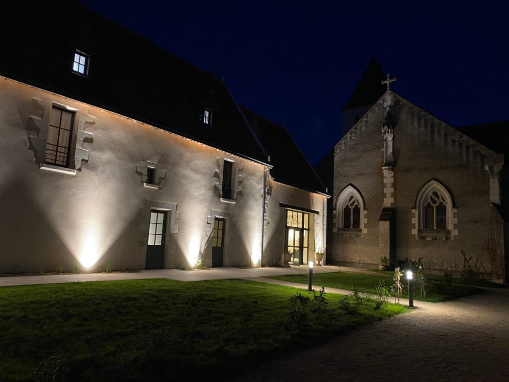 Un bâtiment du XIVe siècle situé au cœur du bourg de Vallières-les-Grandes.